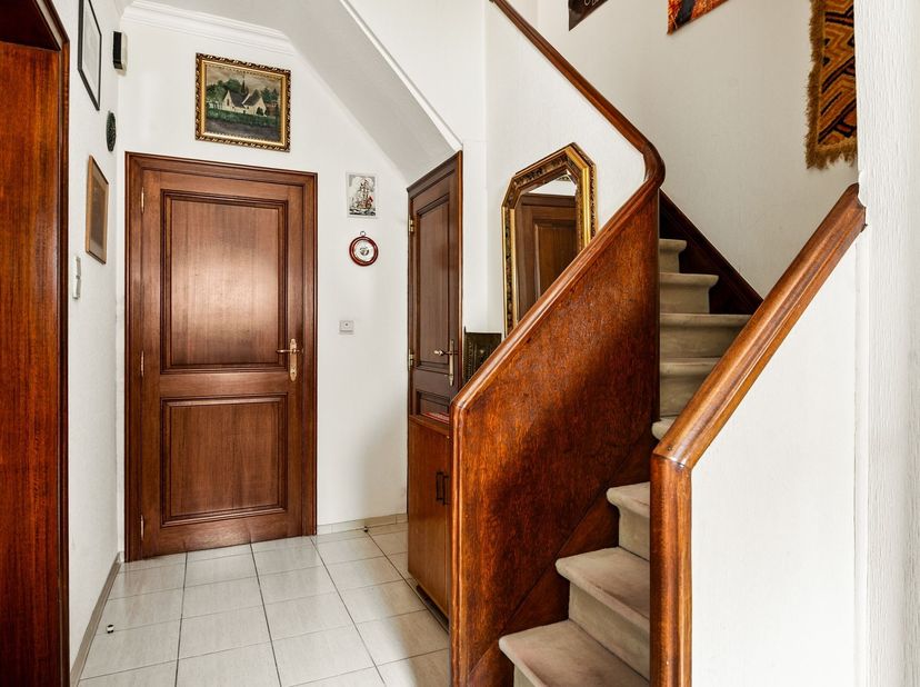 Te renoveren ééngezinswoning (164m²) met 4 slaapkamers, mooie aangelegde tuin, garage op gegeerde locatie te Linkeroever! <br />
<br />
Ligging: Rus