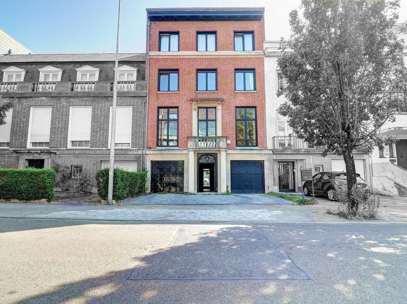 Duplex au rez-de-chaussée et premier étage composé de<br />
Premier étage : +-77 m²<br />
- Hall d'entrée +- 6 m²<br />
- Séjour sur parquet 4x7,6 = 3