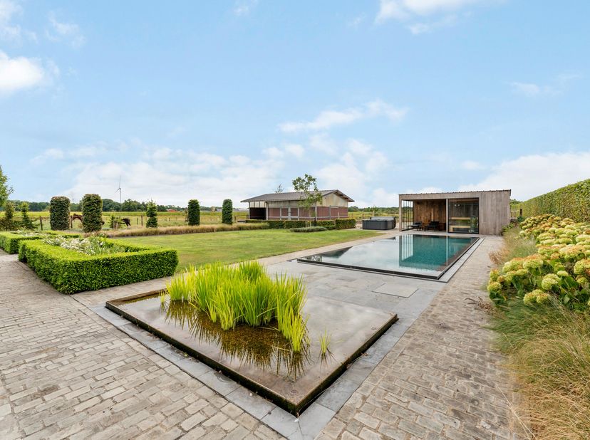 Deze karaktervolle woning is rustig gelegen op een prachtig perceel van ongeveer 1 hectare en biedt tal van troeven voor wie op zoek is naar ruimte, c