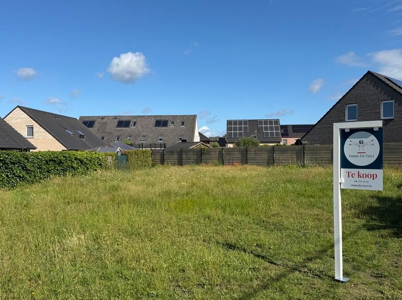 Ligging<br />
Rustig gelegen in de Molenhoek te Belzele (Evergem). Op wandelafstand van het Heermeerspark.<br />
Perceel E998c<br />
Oppervlakte 583 m