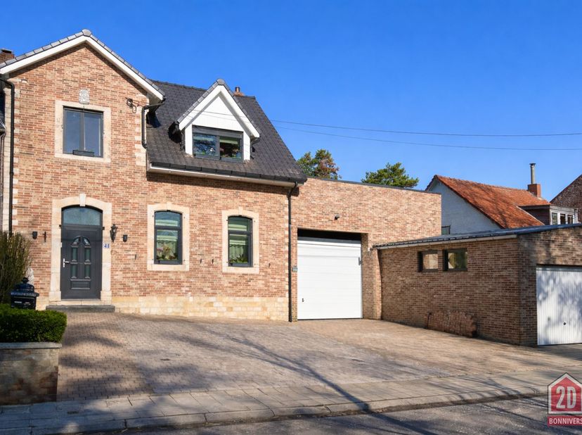 Bonnivers - 2D vous présente une charmante maison villageoise de 5 chambres (dont 1 chambre et 1 salle d'eau au rez) + atelier et garage ! <br />
<br