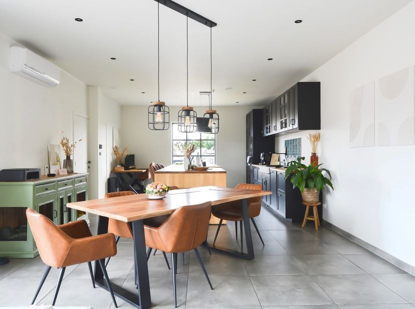 Op zoek naar een instapklare woning met een uitzonderlijk ruime garage in Zelzate? <br />
<br />
Dan is deze gerenoveerde halfopen bebouwing zeker het