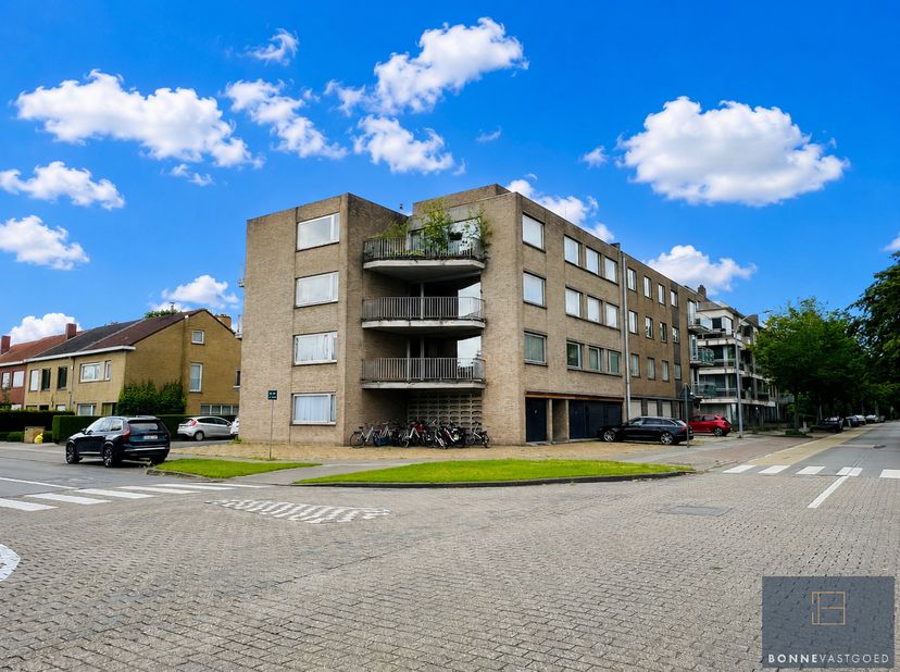 Op een strategische locatie aan de stadsrand van Brugge bevindt zich dit volledig residentiële appartementsgebouw met maar liefst acht woonentiteiten.