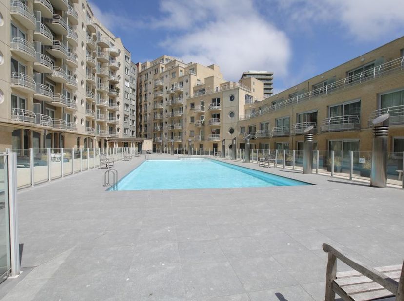 Vous recherchez un appartement confortable en bord de mer ? Ce lumineux appartement de plain-pied allie espace, confort et emplacement idéal !<br />
<