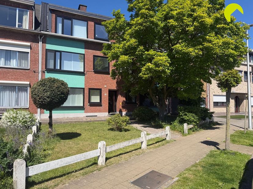 In de Stuyvenbergstraat 9 te Schelle bevindt zich dit aangename gelijkvloers appartement met twee slaapkamers. Het appartement is goed onderhouden en