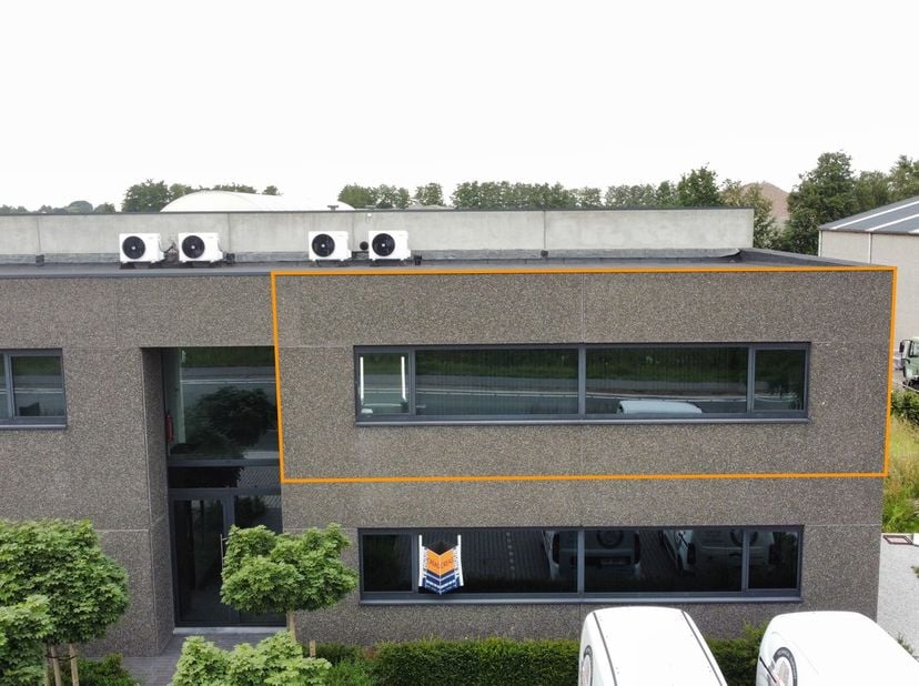 Langs zichtlocatie te Assenede, vlakbij de R4 zijn twee kantoorruimtes beschikbaar van 60m² en 70m² in een recent bedrijfsgebouw. Aan de voorzijde van