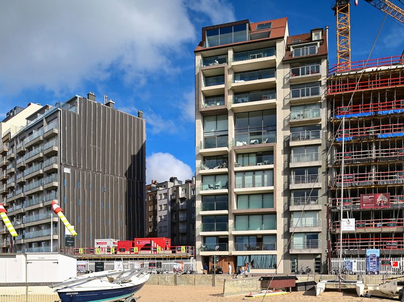 Instapklaar 2-slaapkamerappartement met frontaal zeezicht op de Zeedijk van Duinbergen<br />
Gelegen op de Zeedijk van Duinbergen, in een recent gebou