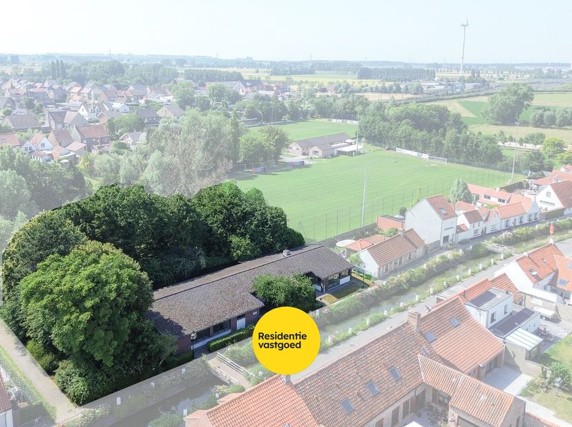Dit voormalige dienstencentrum, gebouwd in 1973, bevindt zich op een perceel van 973 m² en beschikt over een bebouwde oppervlakte van meer dan 300 m².