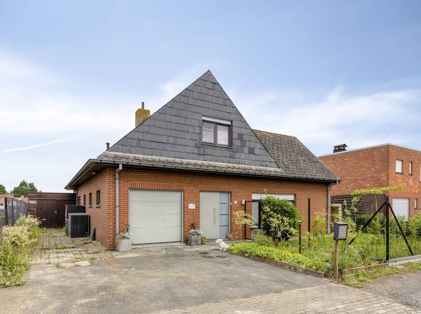 Cette maison individuelle pleine de potentiel est située sur un terrain de 931 m², qui surprend par une surface habitable de pas moins de 241 m². Grâc