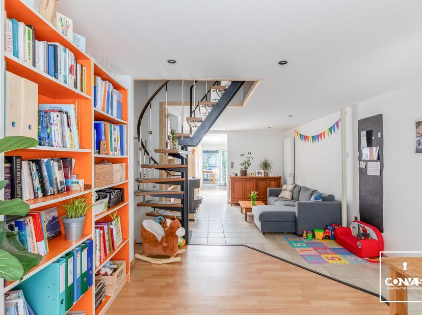 Deze perfect instapklare woning met drie slaapkamers is rustig gelegen, vlakbij natuurreservaat De Bourgoyen en heeft een heel aangename groene tuin.<