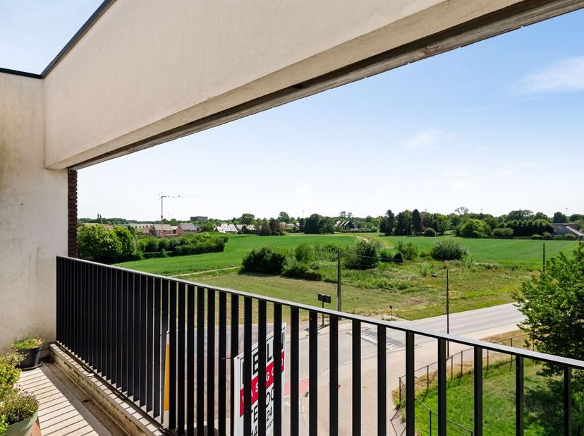 Instapklaar appartement met ruim terras, autostaanplaats en open uitzicht in Geel<br />
Locatie:<br />
Dit instapklare appartement is gelegen op een c