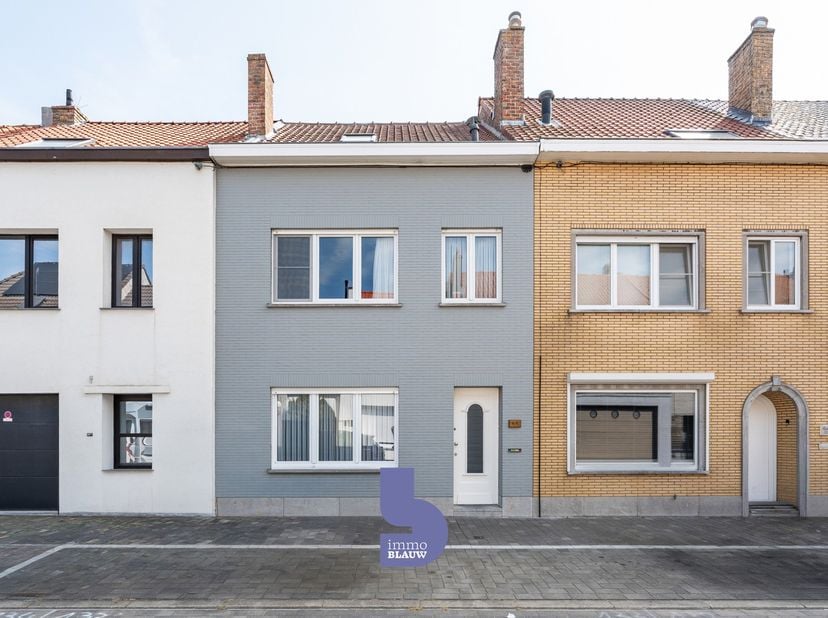 Bent u op zoek naar een instapklare, ruime gezinswoning met een zonnige buitenruimte? Dan is deze volledig gerenoveerde woning in een rustige en kindv