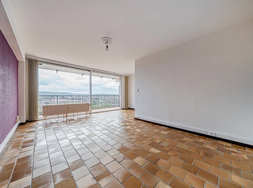 Situé à Grivegnée, à quelques minutes du centre de Liège, cet agréable appartement de 71m² séduira par sa situation pratique, sa fonctionnalité et son