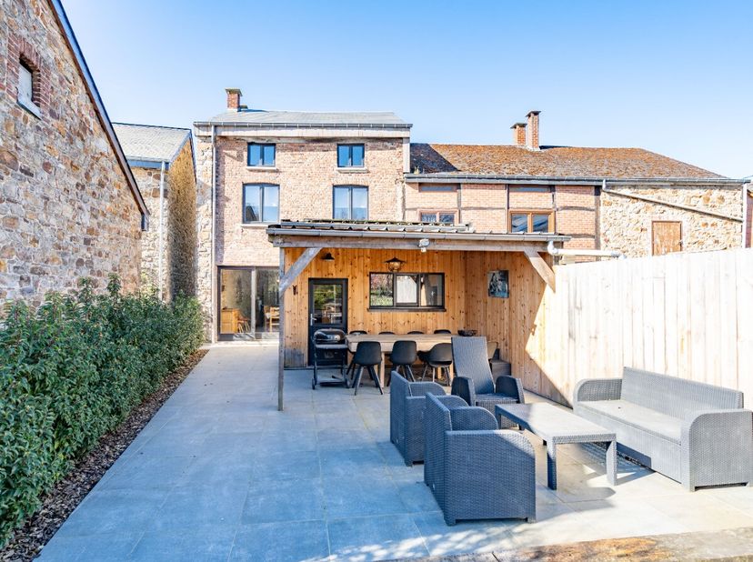 ERA B-LUX heeft het genoegen u deze prachtige gerenoveerde woning voor te stellen, ideaal gelegen in het hart van het charmante dorp Fanzel, in de gem