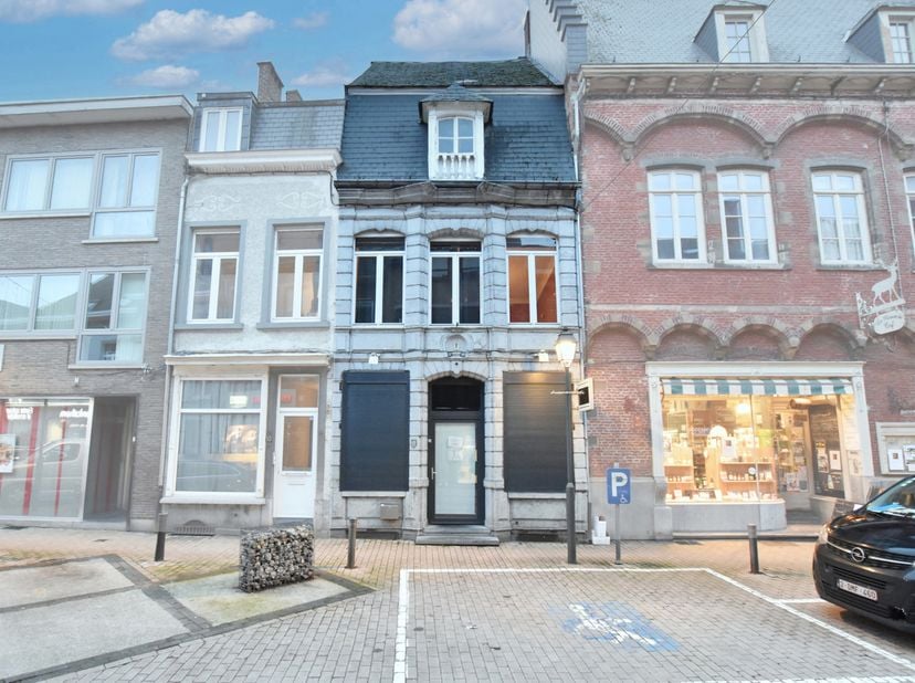 Idéalement situé, cet immeuble mixte offre une opportunité rare pour un commerçant souhaitant développer son activité tout en bénéficiant d’un logemen
