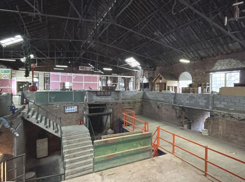 Gelegen tegenover de parkeerplaats van het station en het stadscentrum: een industrieel magazijn met twee verdiepingen van elk ca. 1000 m², voorzien v