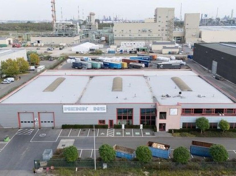 Deze site binnen de perimeter van de Haven van Antwerpen maakt een efficiënte combinatie van grootschalige opslag en administratief beheer mogelijk. J