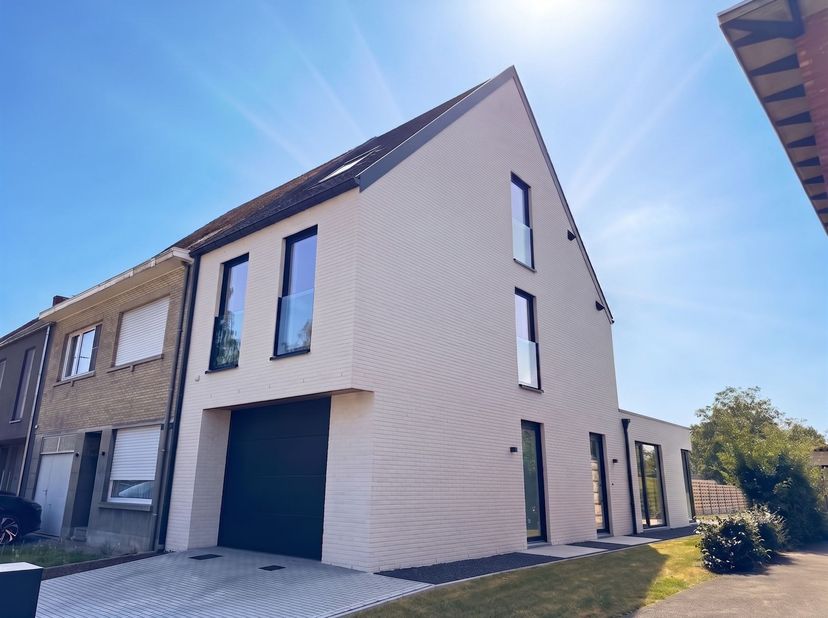 Zeer degelijk afgewerkte BEN 10-woning met zuidgerichte tuin in Achterbos<br />
Deze instapklare en kwalitatief afgewerkte BEN 10-woning is gelegen o