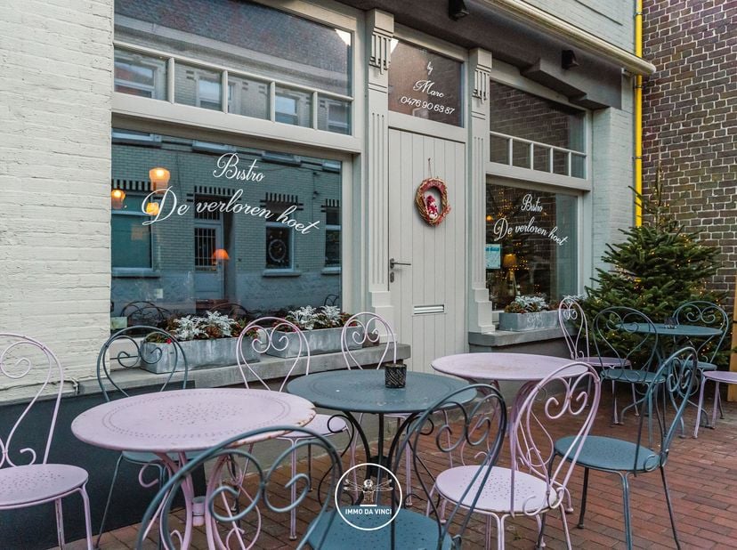 Te koop: karaktervol handelspand/restaurant in hartje Hansbeke  Hansbekedorp 40<br />
Unieke vastgoedkans in het centrum van Hansbeke!<br />
Ligging<b