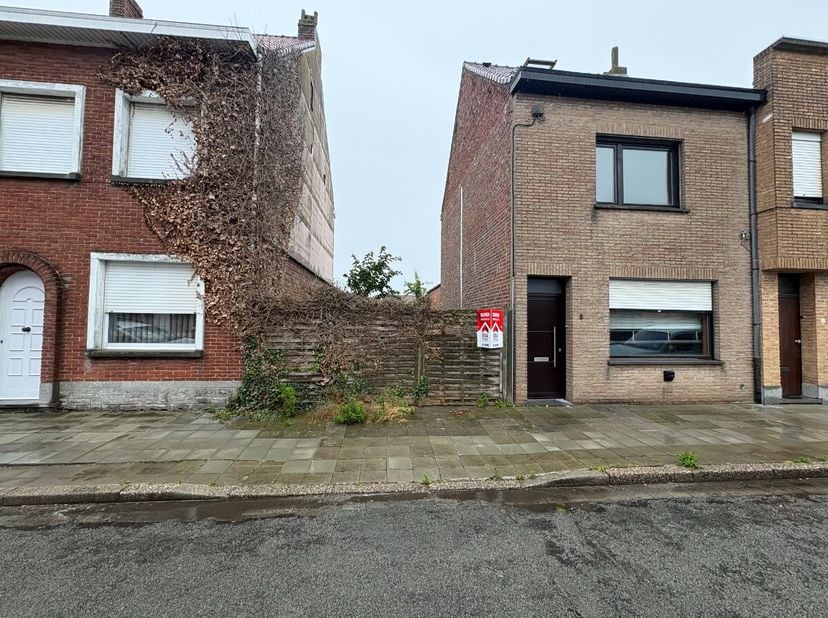 In het hart van Wervik bevindt zich deze bouwgrond met een totale oppervlakte van 325 m². Wie droomt van bouwen in een centrale én rustige omgeving, m