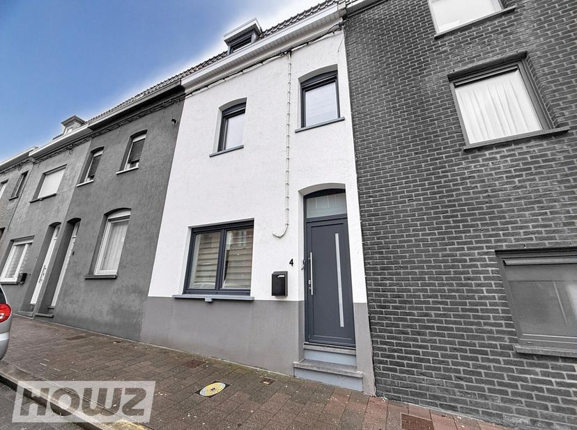 Idéalement située à deux pas du centre-ville, dans lune des rues les plus prisées de Mouscron, cette maison entièrement rénovée combine volumes, confo
