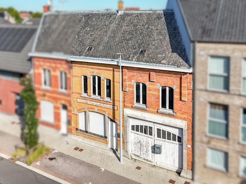 Welkom in de Spanjestraat 237-239, een te renoveren woning met een bijhorende ruime loods. Dankzij de centrale ligging bevindt u zich dicht bij het ce