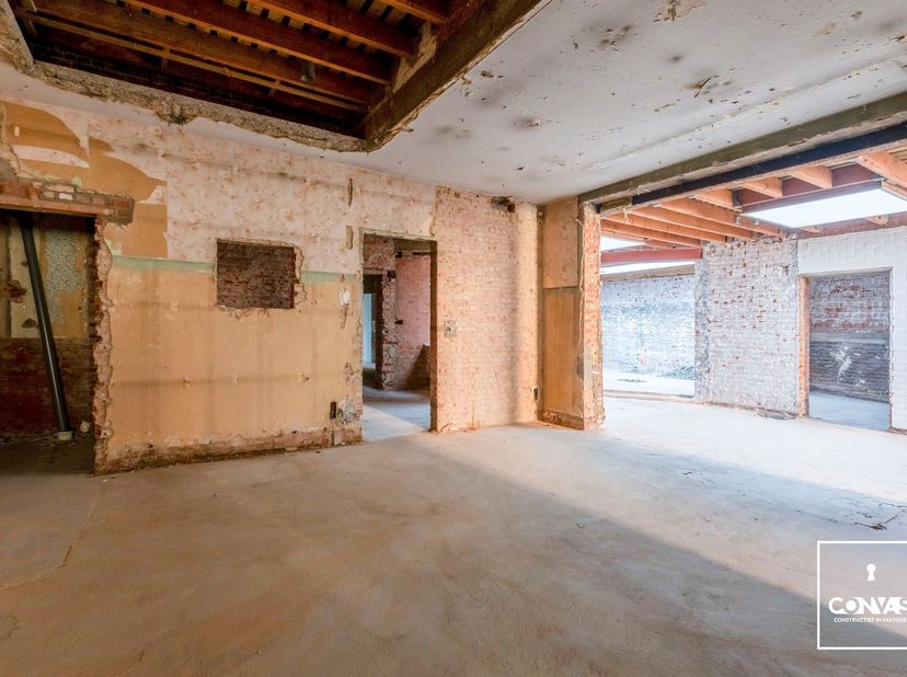 Dit gebouw is gelegen aan de binnenring van Gent, waardoor u een vlotte verbinding heeft naar Gent Centrum, de R4 en N9. Daarnaast zijn verschillende