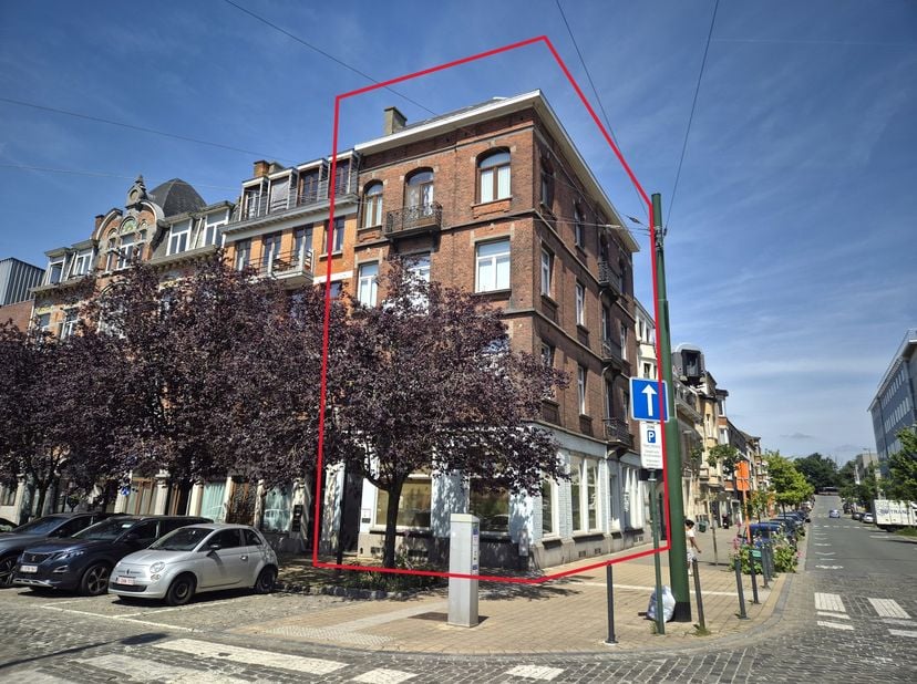 Situé à un emplacement stratégique sur la magnifique place de la gare, cet imposant immeuble d’angle de près de 500 m² + cave offre beaucoup de cachet