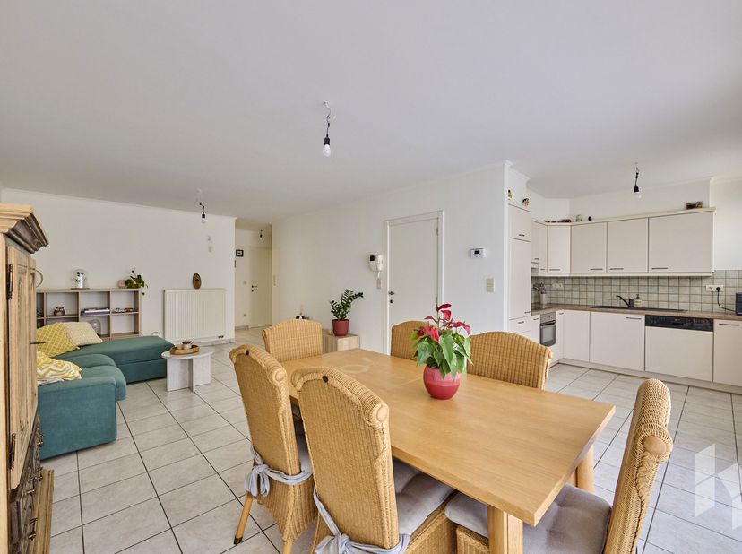 Gelijkvloers appartement (84 m²) met 2 slaapkamers, een ruim terras met tuin en ondergrondse autostaanplaats en berging in het centrum van Lommel.<br