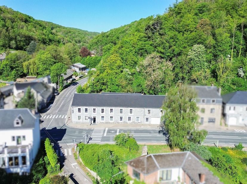 À Profondeville, cet immeuble de rapport développe actuellement 8 logements et représente une belle opportunité pour un investisseur à la recherche du