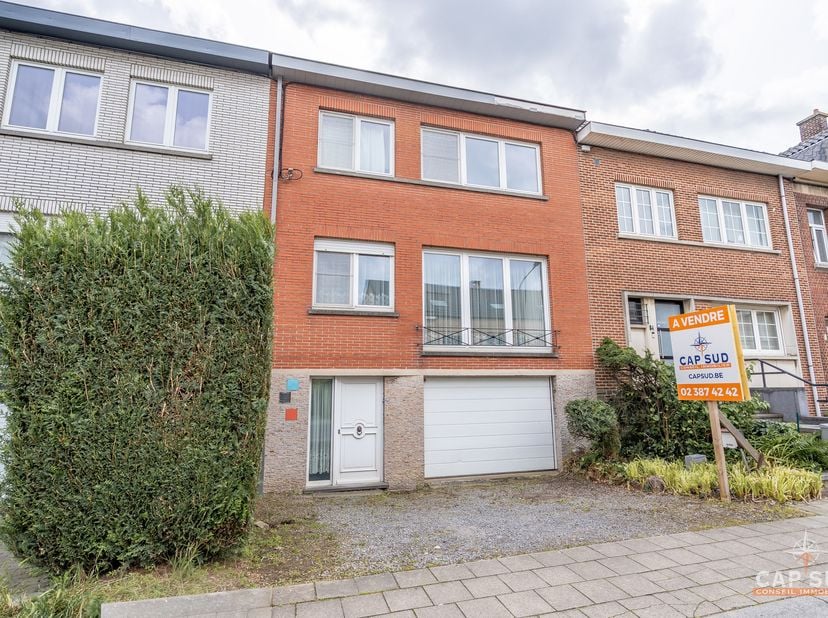 WATERLOO - Cap Sud vous propose à la vente cette grande maison de 250 m² à rafraîchir, idéalement située, à proximité immédiate du centre et de toutes