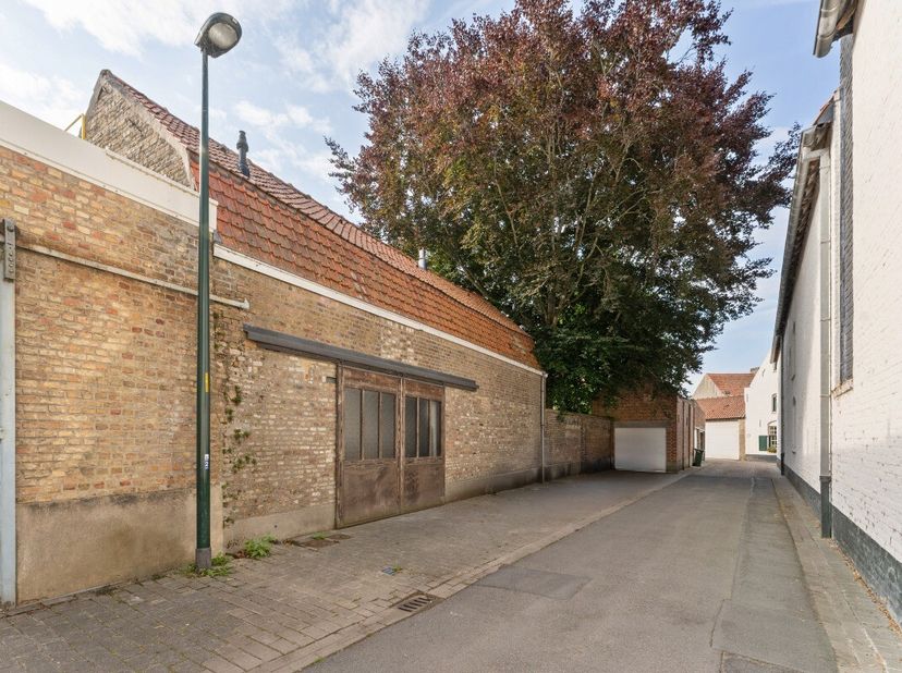 In de charmante Begijnhofstraat, vlakbij het water en achter de Grote Dijk, vind je dit polyvalente pand.Ideaal gelegen in het centrum van Diksmuide,