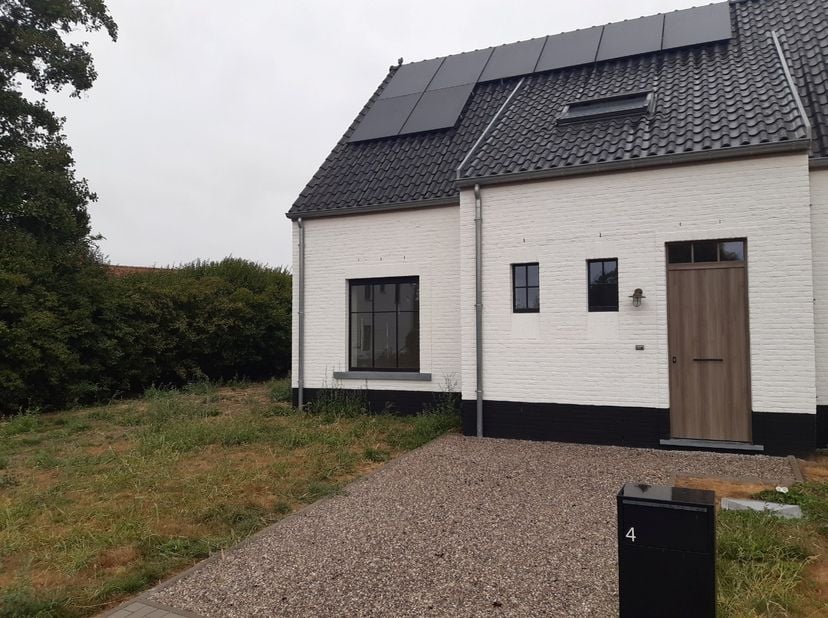 Deze stijlvolle en energiezuinige woning (nieuwbouw) situeert zich in de schaduw van de kerktoren van Petegem aan de Schelde, en dit op t einde van ee