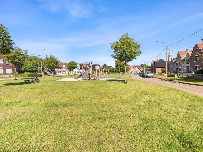 Cette charmante maison mitoyenne (EPC C, 294kwh/m²) dans le village accueillant de Waterschei, située à Wilderozenlaan 19, combine un charme authentiq