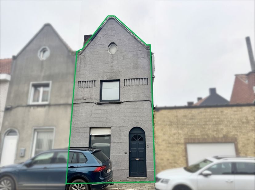 Deze te renoveren gezinswoning huisvest zich in het centrum Roeselare. De woning is vlot bereikbaaren diverse winkels, horeca, openbaar vervoer en sch