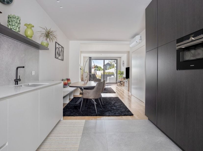 Prachtig gerenoveerde en instapklare woning met 2 slaapkamers te Lier.<br />
<br />
Gelegen op een toplocatie in Lier, met scholen, station, winkels e