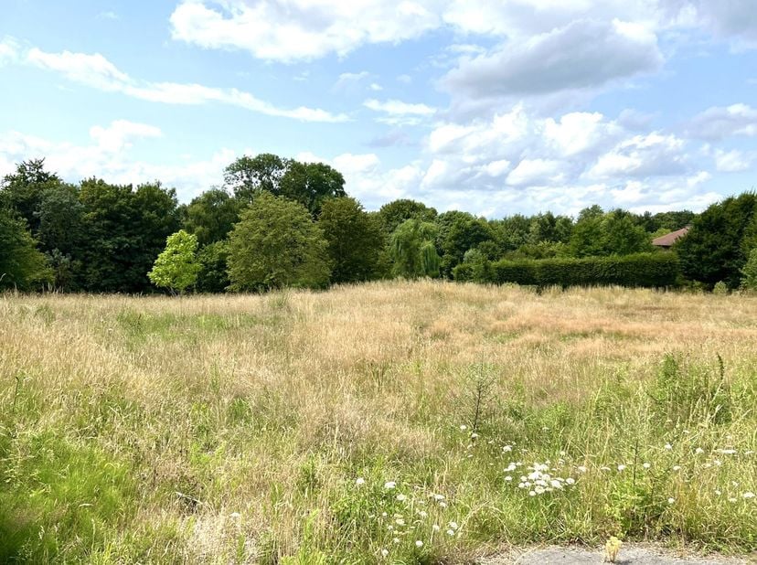 UNIEK en prachtig gelegen BOUWGROND voor villa. MAGNIFIEK UITZICHT! Westgerichte tuin, geen bouwverplichting. Meer inlichtingen = info@immobeguin.be