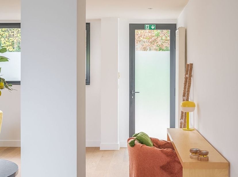 Dit modern appartement met twee slaapkamers en twee staanplaatsen beschikt over een bewoonbare oppervlakte van ca. 111 m². Uitstekend gelegen ten opzi