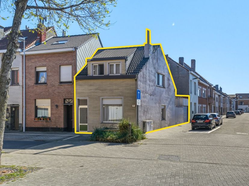 Bent u op zoek naar een woning met ruimte, potentieel en een gunstige ligging nabij de kust? Deze hoekwoning in Bredene biedt tal van mogelijkheden vo