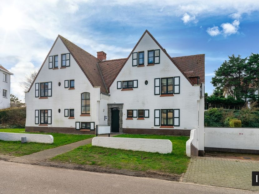 Deze goed onderhouden studio is gelegen op het gelijkvloers van de residentie Maison Blanche, in de Concessie van De Haan en op een steenworp van het