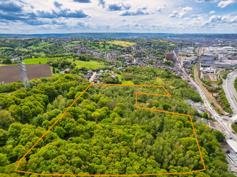 Parcelle de terrain pour une superficie totale de 42.275 m² reprise en quasi totalité en zone ZACC.. Références cadastrales: Liège, 20ème division Jup