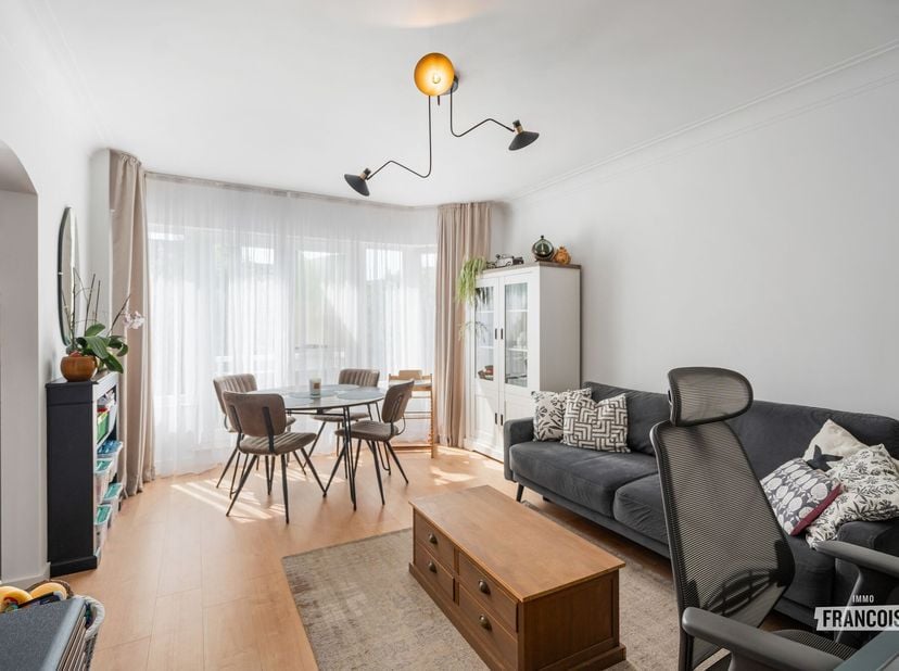 Dit prachtig gerenoveerde appartement bevindt zich op de tweede verdieping van een kleinschalige residentie en biedt een perfecte combinatie van comfo