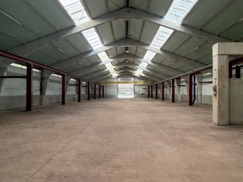 Deze praktische en goed toegankelijke loods van 2.870m² biedt tal van mogelijkheden voor opslag, ambachtelijke activiteiten of professioneel gebruik.