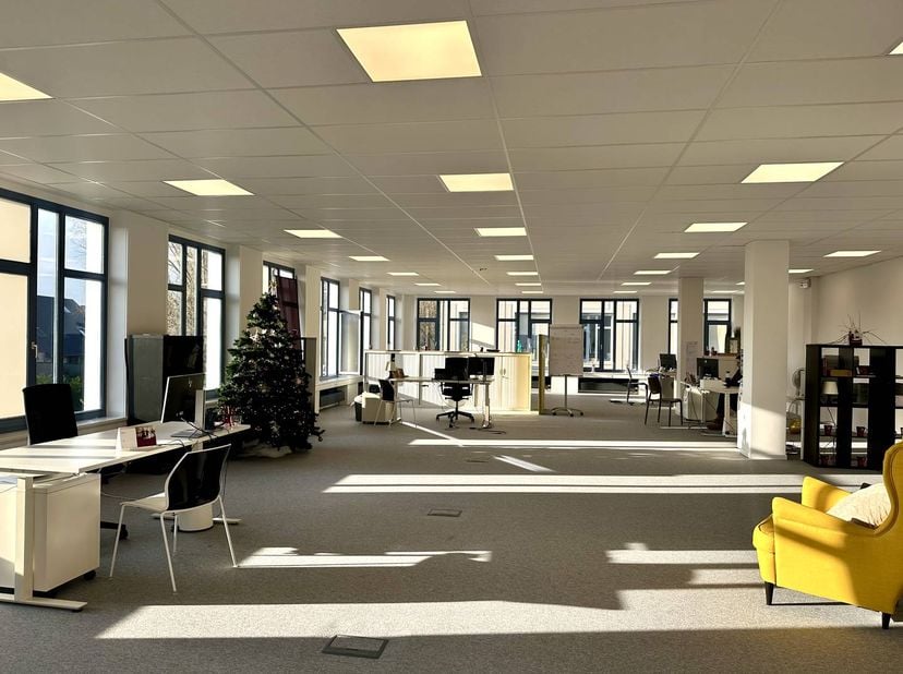 Bureau d'environ 347 m² à louer dans le complexe de bureaux Ring Business Park à Kuurne. Situé à proximité de diverses routes d'accès et de la R8. De