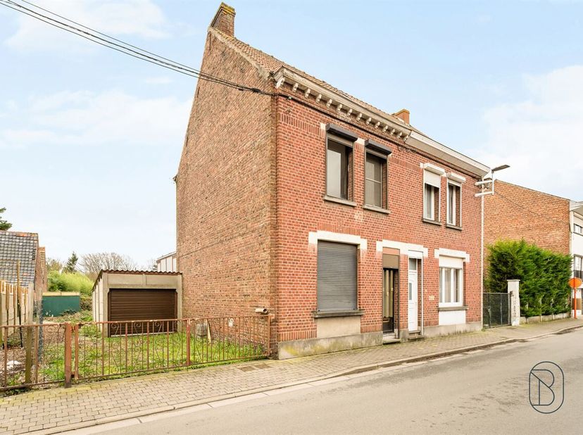 Ideaal gelegen nabij het centrum van Doornik en al zijn voorzieningen, bestaat deze ruime te renoveren halfopen bebouwing, uit het volgende:<br />
Op
