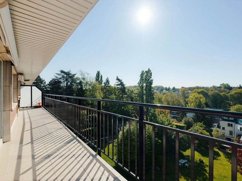 Superbement situé dans lun des quartiers les plus prisés de Woluwe-Saint-Pierre, Victoire Junot vous propose en exclusivité ce spacieux et confortable