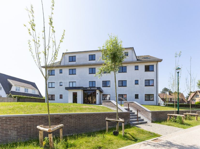 De Panne: Centraal gelegen garage te koop Bent u op zoek naar een gemakkelijk toegankelijke garage in het centrum van De Panne? Deze afgesloten garage