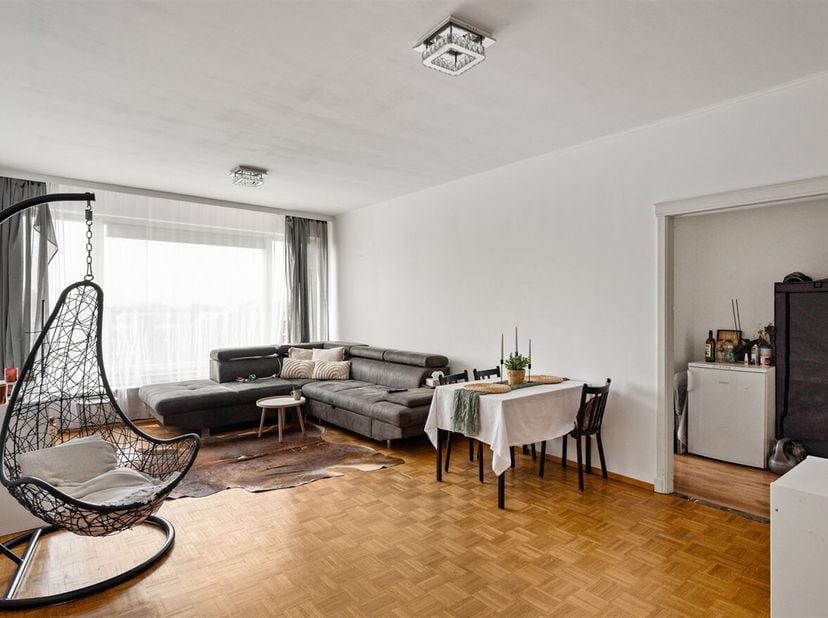 Appartement met 2 slaapkamers en terras te koop!<br />
Ligging: Het appartement is gelegen in Wilrijk, in een goed bereikbare en levendige buurt. Dank