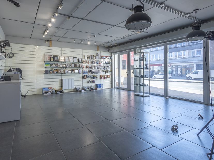 Espace commercial à emplacement stratégique avec parking, le long de la N8 en face d'un supermarché.<br />
<br />
 <br />
<br />
Cet agréable espace c