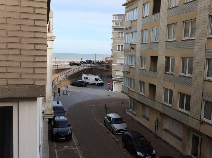 Envie d'une escapade en bord de mer ou d'un logement confortable à deux pas de la plage&amp;nbsp;? Ce lumineux appartement de deux chambres offre tout le